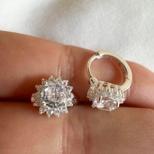 Aro con piedra brillante