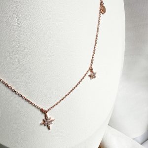 Chocker con dijes colgantes