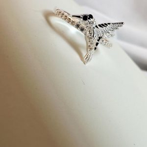Anillo de colibri con negro