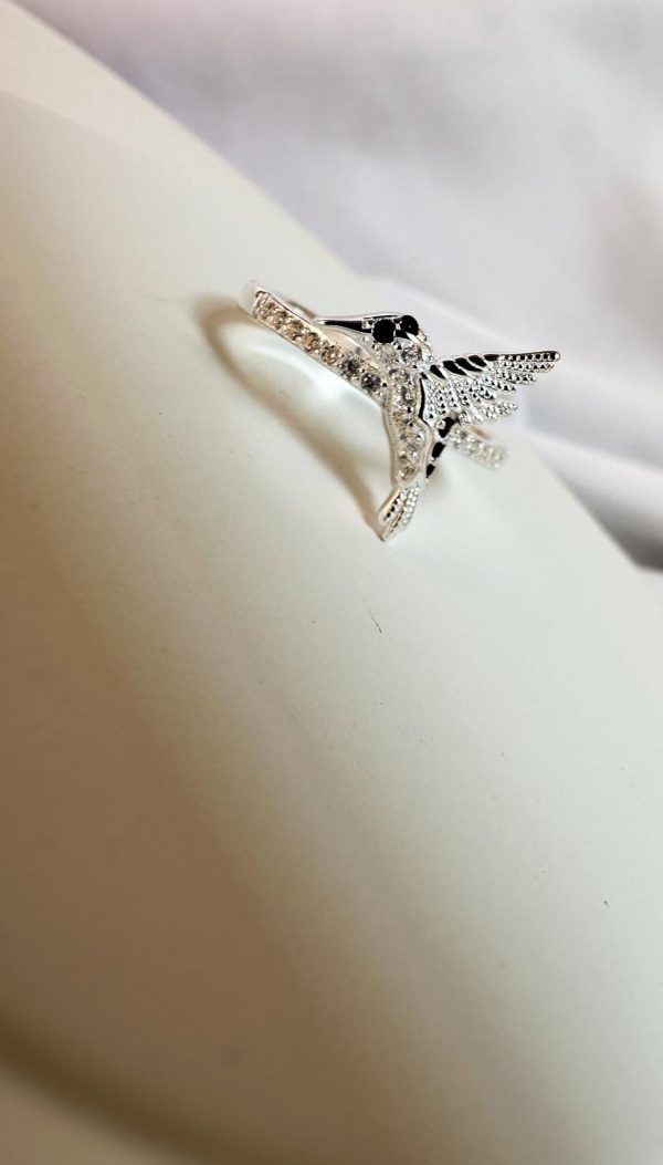 Anillo de colibri con negro