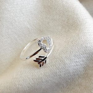 Anillo de corazon y flecha