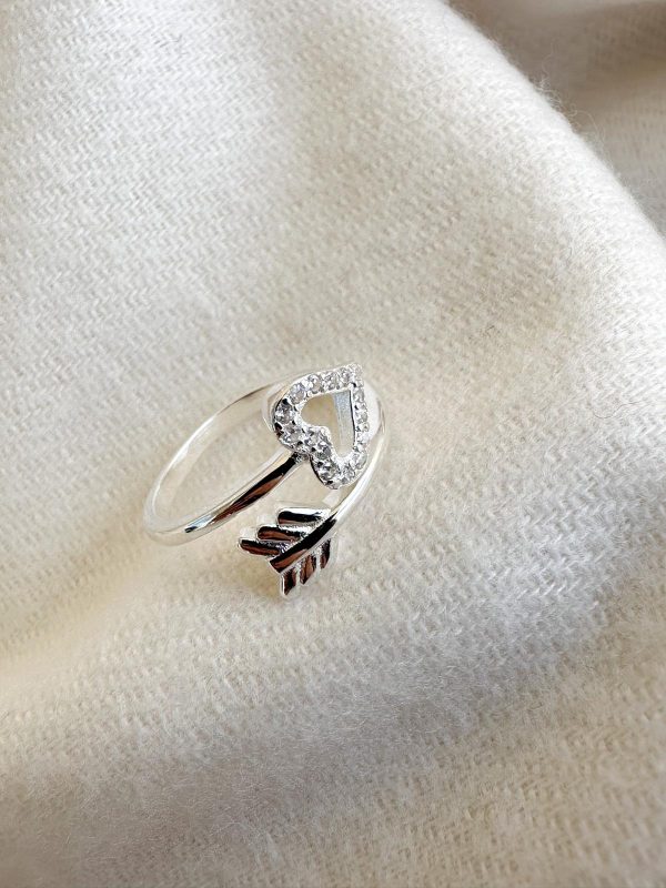 Anillo de corazon y flecha