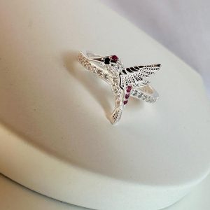 Anillo de colibri con rosa
