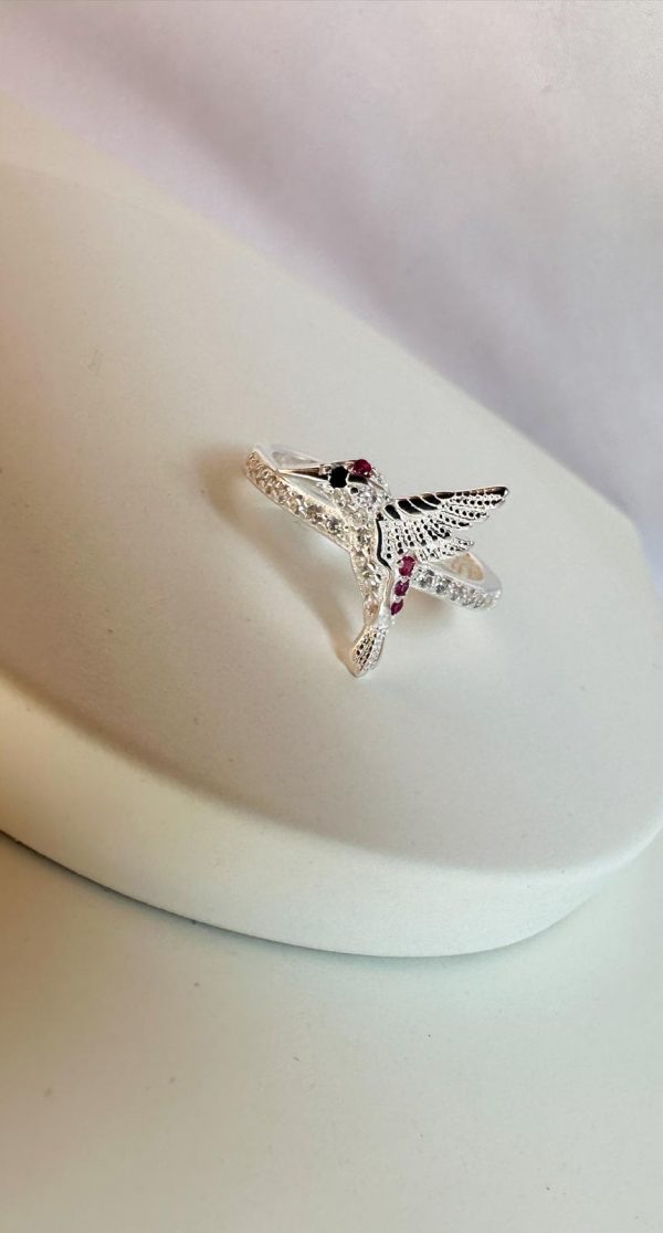 Anillo de colibri con rosa
