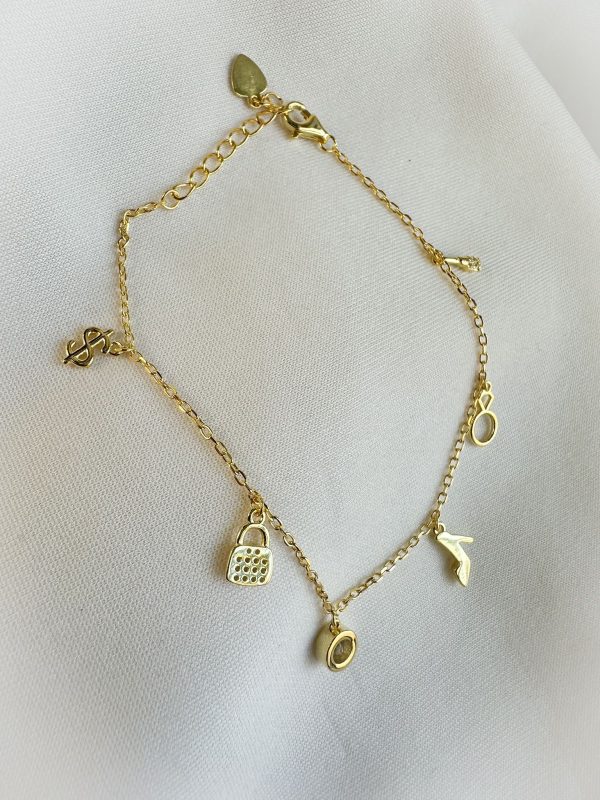 Pulsera con dijes colgantes  gold