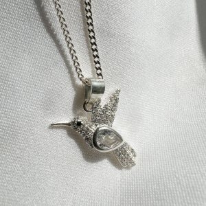 Colgante con dije de colibrí