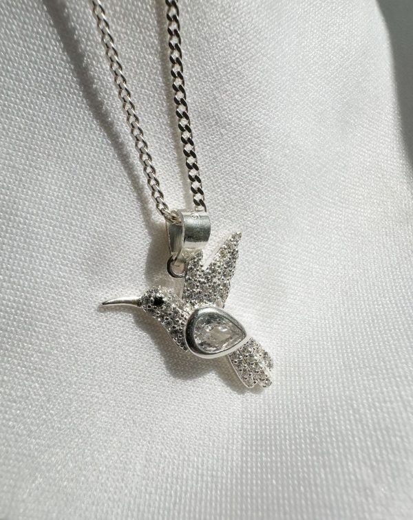 Colgante con dije de colibrí