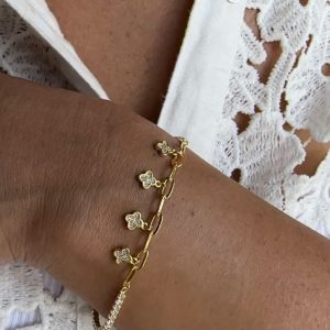 Pulsera con flores colgantes