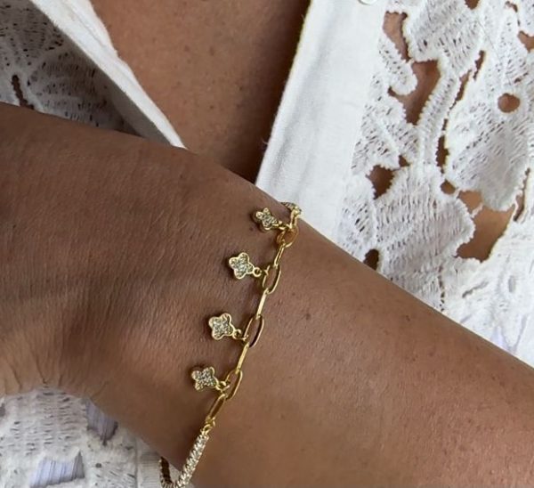 Pulsera con flores colgantes