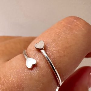 Anillo ajustable de corazones